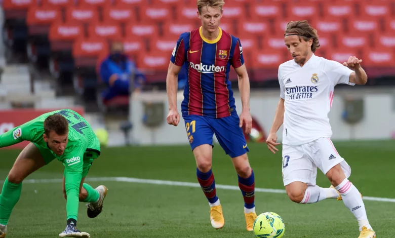 LukaModric dan Thibaut Courtois kecewa karena Real Madrid kalah dalam pertandingan melawan Barcelona