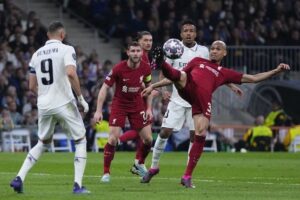 Aksi Fabinho di laga Real Madrid vs Liverpool pada leg kedua babak 16 besar Liga Champions 2022/2023, Kamis (16/3/2023) 