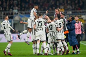 Selebrasi skuad Juventus dalam laga Serie A 2022/2023 di markas Inter Milan, Senin (20/3/2023) (c) AP Photo/Antonio Calanni