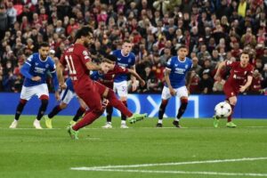 Mohamed Salah mengeksekusi penalti dalam laga Liga Champions 2022/2023 Liverpool vs Rangers, Rabu (5/10/2022) (c) AP Photo