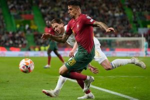 Aksi Joao Cancelo di laga Portugal vs Liechtenstein, Kualifikasi Euro 2024 (c) AP Photo/Armando Franca