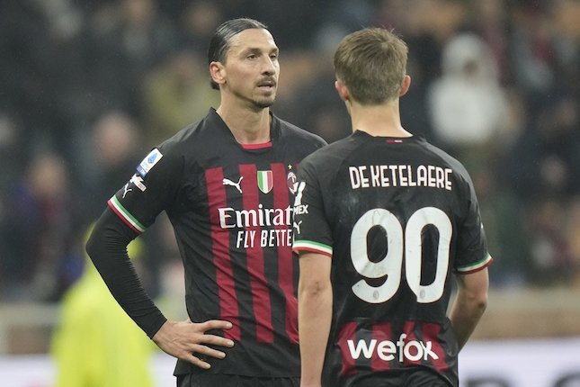 Zlatan Ibrahimovic dan Charles De Ketelaere (c) AP Photo/Luca Bruno
