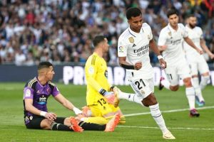 Selebrasi Rodrygo dalam laga La Liga 2022/2023 Real Madrid vs Real Valladolid, Minggu (2/4/2023) (c) AP Photo/Pablo Garcia