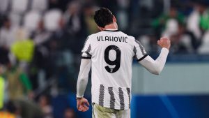 Aksi striker Juventus Dusan Vlahovic di laga lawan AS Roma di pekan ke-25 Serie A 2022/2023 di Stadio Olimpico, Senin (06/03/2023) dini hari WIB. (c) AP Photo/Gregorio Borgia