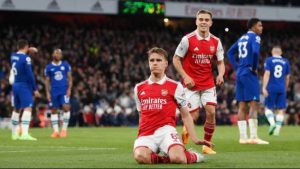 Kapten Arsenal Martin Odegaard merayakan golnya ke gawang Chelsea dalam laga lanjutan pekan 34 Liga Inggris 2022-23, Rabu (3/5/2023) di Stadion Emirates. (Sumber: Arsenal.com)