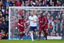 Ekspresi bomber Tottenham Harry Kane usai menjebol gawang Liverpool di pekan ke-34 Premier League 2022/2023 di Anfield, Minggu (30/04/2023) malam WIB. (c) AP Photo/Jon Super