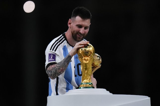 Lionel Messi memegang trofi Piala Dunia 2022 (c) AP Photo/Petr David Josek