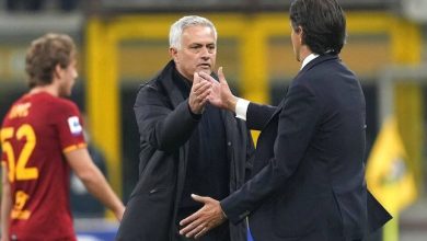 Jose Mourinho dan Simone Inzaghi di laga Inter Milan vs AS Roma, Serie A 2021/2022 (c) AP Photo
