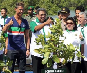 Cristiano Ronaldo Pernah Datang Ke Indonesia Menanam pohon magrove 