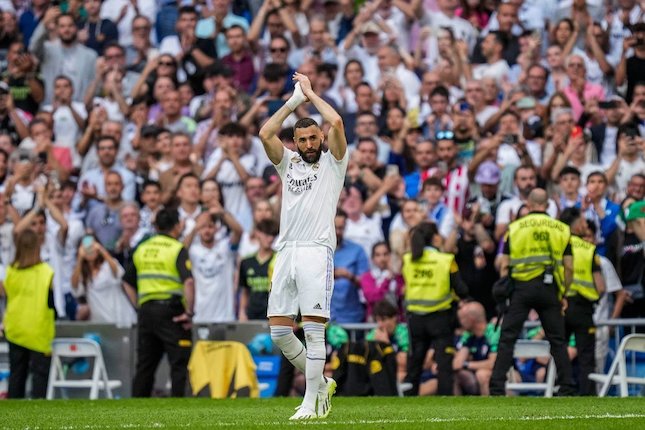 Karim Benzema membalas aplaus suporter dalam laga terakhirnya bersama Real Madrid, Minggu (4/6/2023) (c) AP Photo/Bernat Armangue