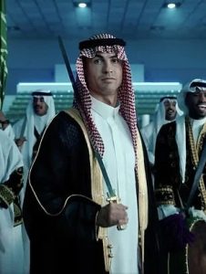 Cristiano Ronaldo Mengenakan Pedang Dan Pakaian Tradisional Arab Saudi