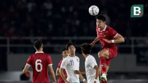 Pemain Timnas Indonesia U-23, Elkan Baggott (kanan), menghalau bola di udara dari tendangan pemain Chinese Taipei U-23 dalam pertandingan Grup K Kualifikasi Piala Asia U-23 2024 di Stadion Manaha