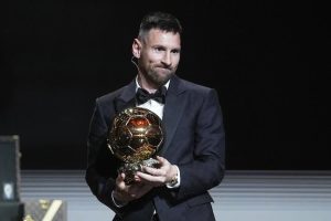 Lionel Messi berhasil meraih gelar Ballon d'Or 2023, mengalahkan pemain-pemain terkemuka lainnya seperti Erling Haaland, Kylian Mbappe, dan Mohamed Salah. Berikut adalah rangkuman lengkap dari peringkat Ballon d'Or.