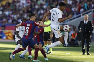 La Liga 2023/2024: Gavi vs Jude Bellingham dalam laga El Clasico antara Barcelona vs Real Madrid di pekan ke-11 (c) AP Photo/Joan Monfort