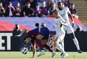 La Liga 2023/2024: Joao Felix vs Toni Kroos dalam laga El Clasico antara Barcelona vs Real Madrid di pekan ke-11 (c) AP Photo/Joan Monfort